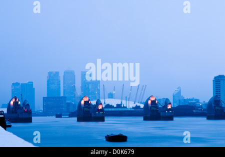 Canary Wharf et la Thames Barrier. Banque D'Images