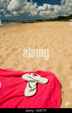 Tongs sur une plage de Bournemouth. Banque D'Images