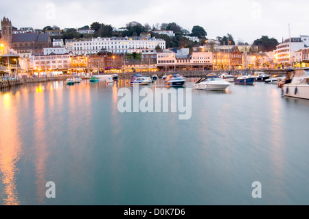 Une vue vers le port de Torquay au coucher du soleil. Banque D'Images