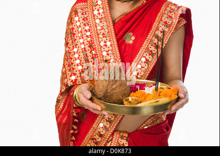 Woman in traditional Igbo mekhla maintenant offrande religieuse Banque D'Images