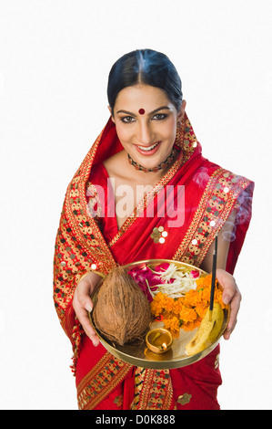 Woman in traditional Igbo mekhla maintenant offrande religieuse Banque D'Images