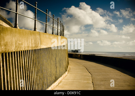 Une vue le long de la promenade de Blackpool. Banque D'Images