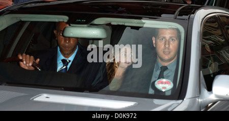 Drew Barrymore quitter son hôtel du centre de Londres avant la première de 'Going the Distance' Londres, Angleterre - 19.08.10 Banque D'Images