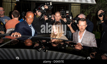 Drew Barrymore quitter son hôtel du centre de Londres avant la première de 'Going the Distance' Londres, Angleterre - 19.08.10 Banque D'Images