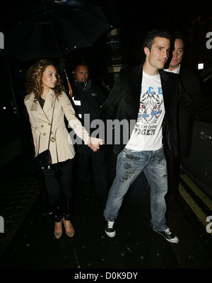 Robin van Persie joueur d'Arsenal et son épouse Bouchra laissant Whisky Mist night club. Londres, Angleterre - 05.10.10 Banque D'Images