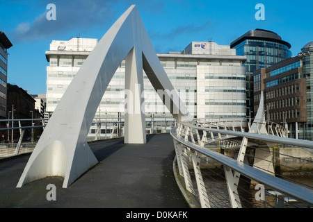 Passerelle Tradeston ou connu localement comme Squiggly Pont sur Rivière Clyde Glasgow en Ecosse UK Banque D'Images