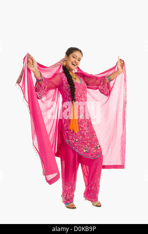 Portrait d'une femme dansant dans Salwar Kameez Banque D'Images