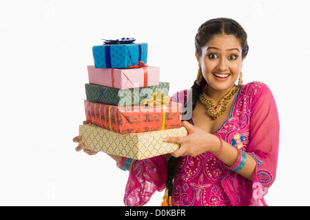 Portrait d'une belle femme en costume traditionnel holding gifts and smiling Banque D'Images