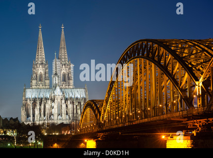 Soir vue sur la cathédrale de Cologne et le pont Hohenzollern entre Rhin en Allemagne Banque D'Images