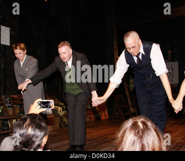 Lisa McGrilleis, David Whitaker et Deka Walmsley La soirée d'ouverture de la production de Broadway "The Pitmen Painters' à la Banque D'Images