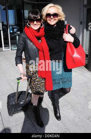 Bronagh Gallagher (Bernie McGloughlin), Angeline Ball (Imelda Quirke) La distribution originale des membres de l'hit 1991 Irish film 'La Banque D'Images