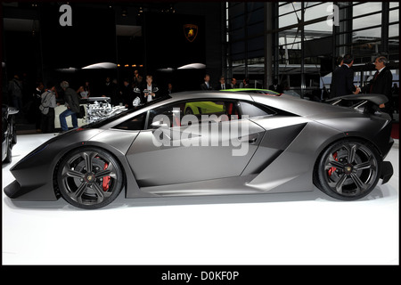 Paris Motor Show 2010 et le Lamborghini Sesto Elemento Photo Stock - Alamy