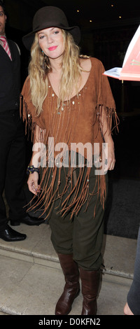 Drew Barrymore quitter son hôtel de London London, England - 21.08.10 Banque D'Images