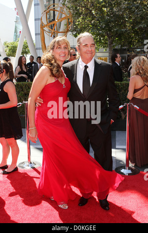 Beau Bridges et Wendy Ozanne 2010 Creative Arts Emmy Awards tenue au Nokia Theatre L.A. Vivre - Arrivées Los Angeles, Californie Banque D'Images