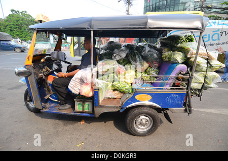 Un tuk-tuk à Bangkok chargé avec des légumes. Banque D'Images