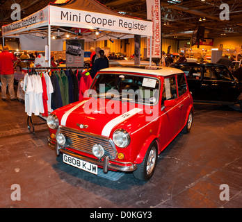 Mini Cooper rouge au 2012 Classic Motor Show, NEC, Birmingham, West Midlands Banque D'Images