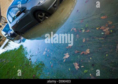 Une image de deux wagons isolés à la suite de l'inondation qui a frappé la ville de Malmesbury Wiltshire, le 25 novembre 2012. Banque D'Images