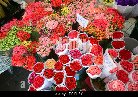 Fleurs en vente sur un marché aux fleurs de Bangkok. Banque D'Images