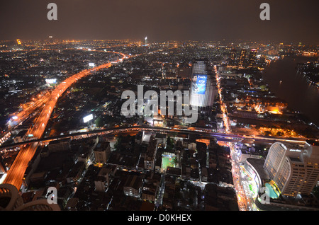 La vue depuis le 63e étage de la Coupole at State Tower, Bangkok. Banque D'Images