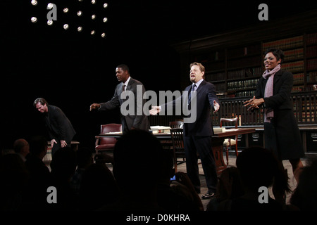 Richard Thomas, Dennis Haysbart, Eddie Izzard et Afton C. Williamson soirée de clôture de la production de Broadway de "race" à la Banque D'Images