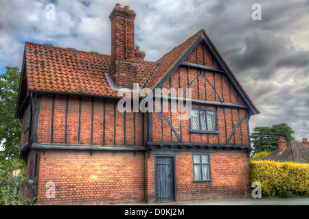 Une maison Tudor à pans de bois dans un village rural du Cambridgeshire. Banque D'Images