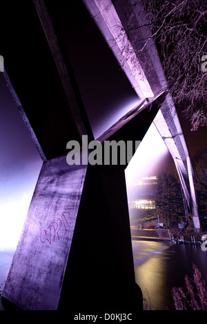 Une cascade illuminée sur le pont de Kingsgate. Banque D'Images