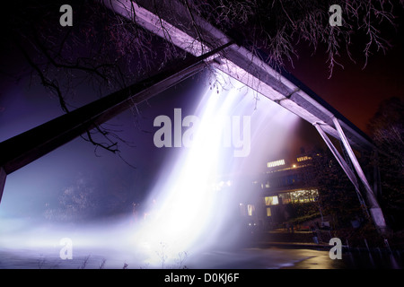 Une cascade illuminée sur le pont de Kingsgate. Banque D'Images