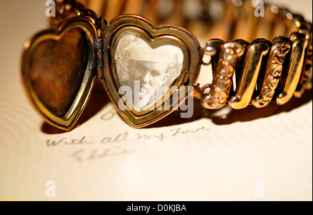 Un bracelet avec une photo d'un vétéran de la Marine américaine et d'une lettre d'amour pour son fiancé vers la DEUXIÈME GUERRE MONDIALE. Banque D'Images