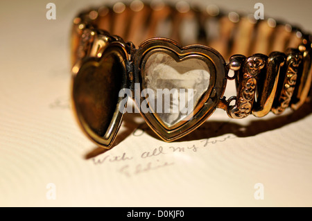 Un bracelet avec une photo d'un vétéran de la Marine américaine et d'une lettre d'amour pour son fiancé vers la DEUXIÈME GUERRE MONDIALE. Banque D'Images