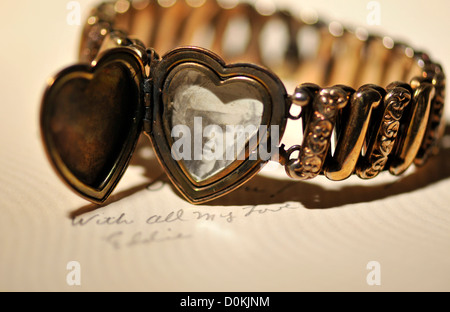 Un bracelet avec une photo d'un vétéran de la Marine américaine et d'une lettre d'amour pour son fiancé vers la DEUXIÈME GUERRE MONDIALE. Banque D'Images