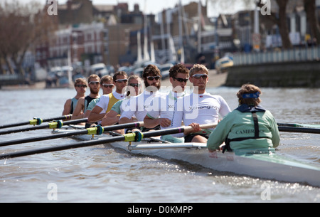 L'équipage de Cambridge à l'Université de Cambridge et Oxford Xchanging Boat Race et la préparation pratique Banque D'Images