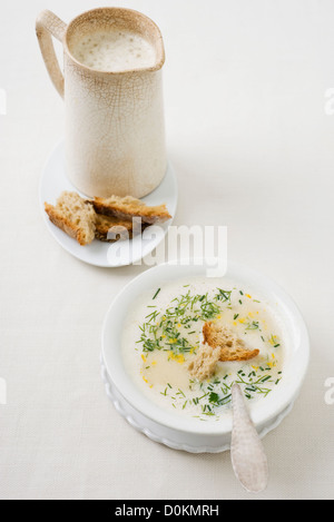 Soupe de céleri aux zestes de citron Banque D'Images