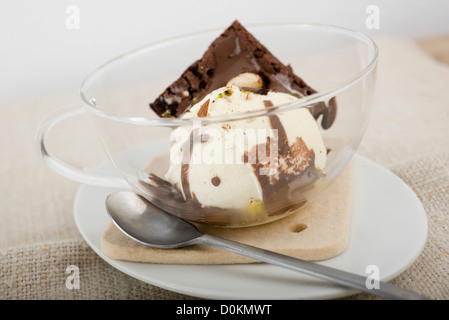 Dimanche brownies et crème glacée à la vanille Banque D'Images