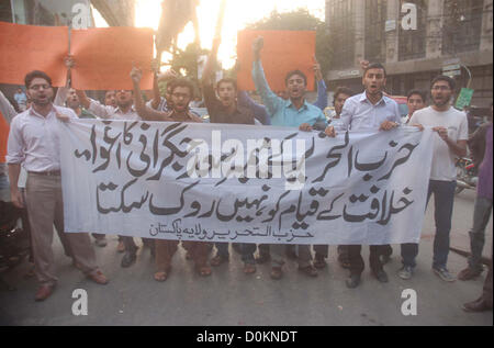 Les militants du défunt Hizb-ut-Tahrir protestent contre le kidnapping de leur collègue de travail, Saad Jigrani et exigeant pour son rétablissement, au cours d'une manifestation à Karachi press club le Mardi, Novembre 27, 2012. Banque D'Images