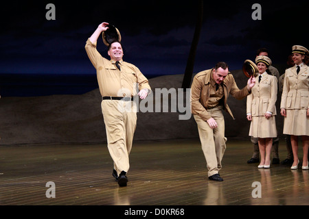 Gabriel Mützenberg Skipp et cast soirée de clôture du Lincoln Center Theatre production de "sud pacifique" au Vivian Beaumont Theatre Banque D'Images