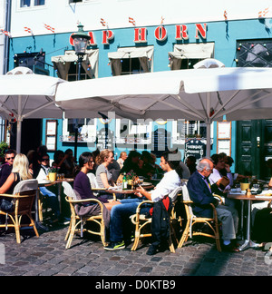 Les clients assis à table pour prendre l'extérieur du Cap Horn restaurant sur un après-midi de fin d'été à Copenhague Danemark KATHY DEWITT Banque D'Images