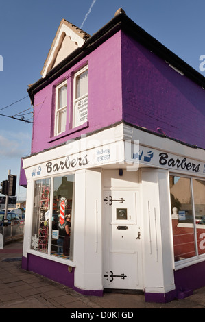 L'extérieur de l'A2 Les barbiers au coin d'une rue à Gillingham. Banque D'Images