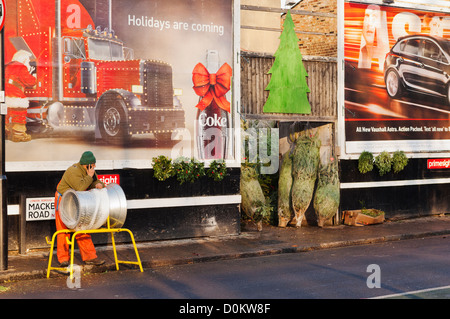 Un vendeur d'arbres de Noël sur Caledonian Road à Islington. Banque D'Images