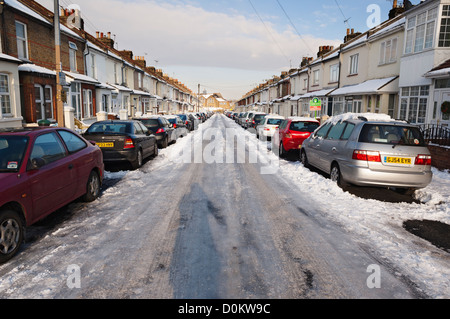 La neige et les véhicules à Gillingham, dans le Kent. Banque D'Images