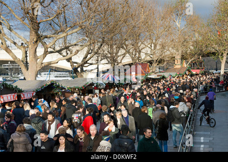 Achats de Noël sur London's South Bank Banque D'Images