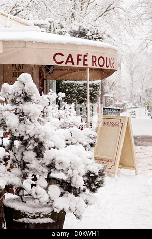 Café Rouge à Highgate couverte de neige fraîche. Banque D'Images