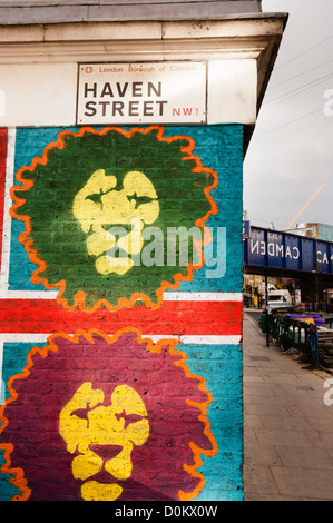 Peinture murale sur Haven Street pour le Camden Lock Village market. Banque D'Images