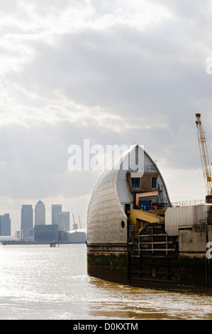 Détail de la Thames Barrier avec Canary Wharf en arrière-plan. Banque D'Images