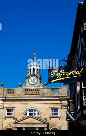 Vue vers le large en Buttercross Street qui a été décrite comme la plus belle rue de la Grande-Bretagne. Banque D'Images