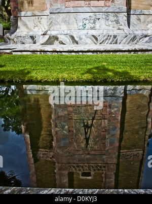 Le géant se dresse au milieu de la tour de beaux jardins. Banque D'Images