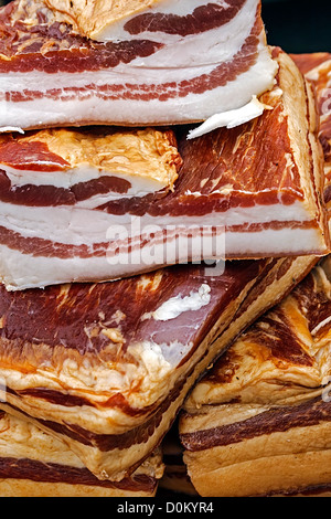 Morceaux de bacon de porc fumé traditionnelles roumaines.qui se chevauchent, précisent en particulier pour le mois de décembre. Banque D'Images