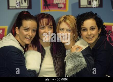 Kayna SAMET.1998 MTV Europe Music Awards au Forum Fila à Milan en Italie.k14089am.Keavy Lynch , Edele Lynch , SinÅ½ad O'Carroll , Lindsay Armaou.(Image Crédit : © Michael Alec/Globe Photos/ZUMAPRESS.com) Banque D'Images