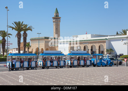 Train de plaisir sur les rues à Monastir, ville de la Tunisie. La place centrale en face de mausolée Banque D'Images