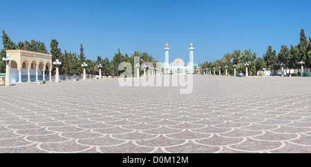 Panorama de la place du mausolée du premier président de la Tunisie, Habib Bourguiba à Monastir, Tunisie, Afrique. Personne ne Banque D'Images