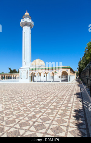 Minaret haut tour de mausolée du premier président tunisien Habib Bourguiba dans cour intérieure à Monastir, Tunisie, Afrique Banque D'Images